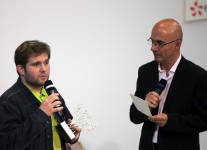 Nicolas Stoufflet, animateur de Radio France et maître de la cérémonie des Trophées, a remis à Quentin Carrissimo-Bertola, Trésorier de l'association, le Prix 'Coup de Pouce' pour YPAL.